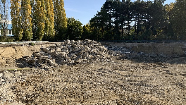 Photo of excavation pit before floor structure