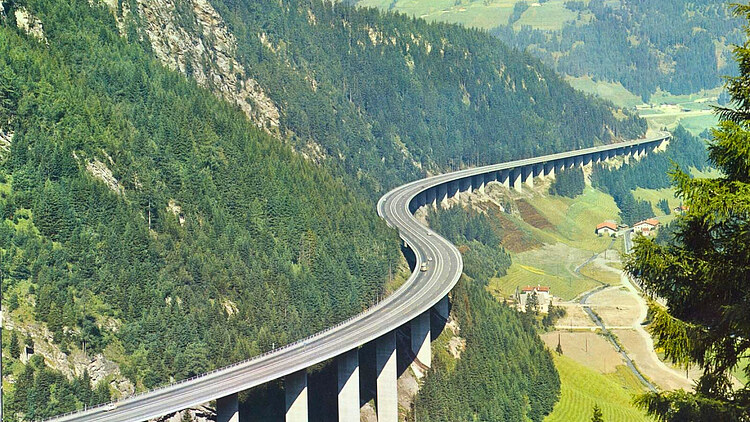 Luftaufnahme der 55 Jahre alten Luegbrücke in Tirol, Österreich
