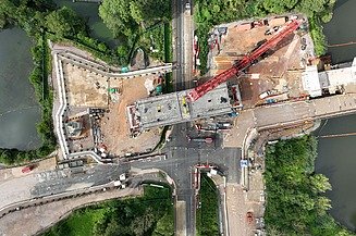 Baustelle inmitten von Wasser und Natur Baustelle inmitten von Wasser und Natur