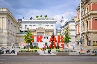 Photo of STRABAG construction site containers in front of the Vienna Künstlerhaus