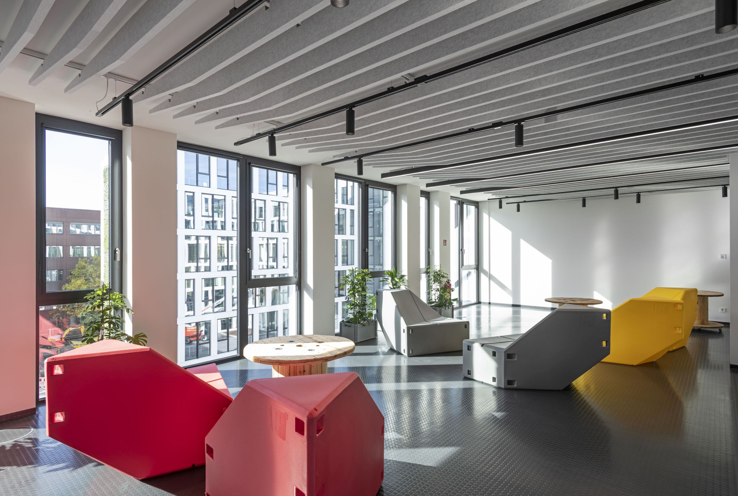 Open workspace in the STRABAG office in Stuttgart