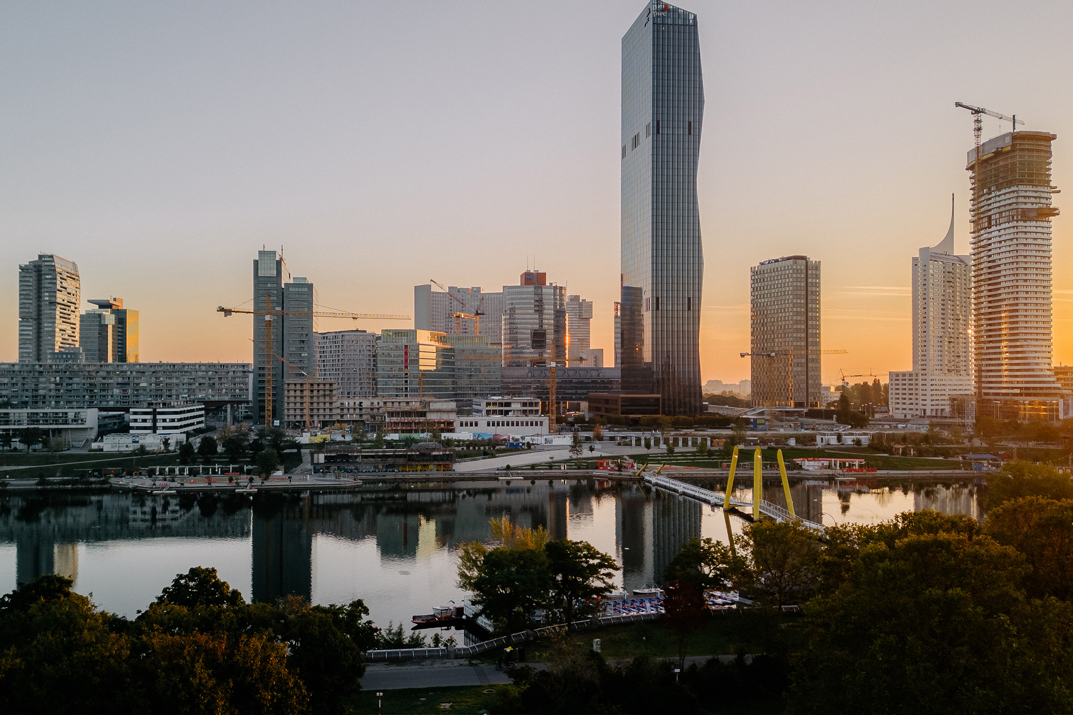 Foto von der Skyline an der Donau in Wien, in der Nähe des STRABAG Standorts