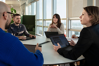 Foto zeigt das Sustainability Team der STRABAG bei der gemeinsamen Arbeit am Aufbau des Nachhaltigkeitsmanagement