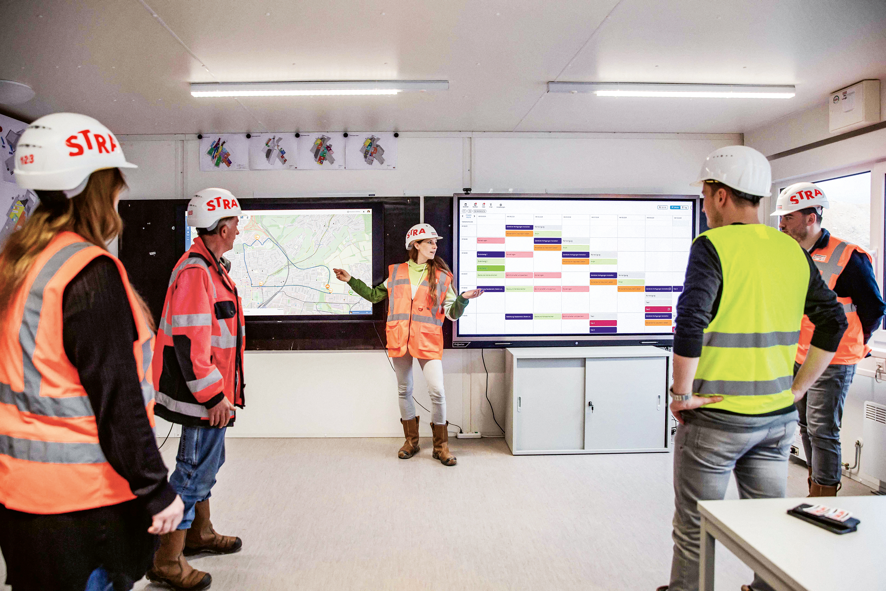 Foto der von Bauarbeitern bei einer Besprechung