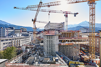 Baustelle mit Kränen Foto einer Baustelle eines Hochauses mit drei Kränen