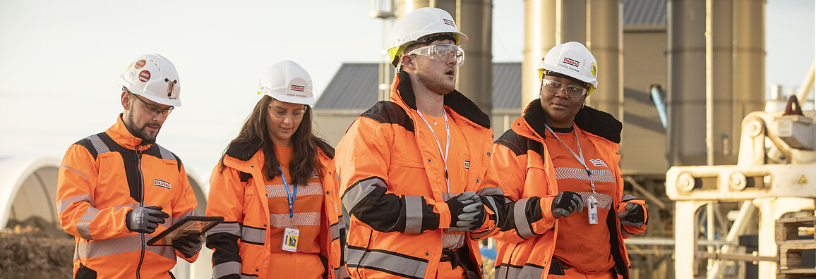 Photo of a group of international STRABAG employees