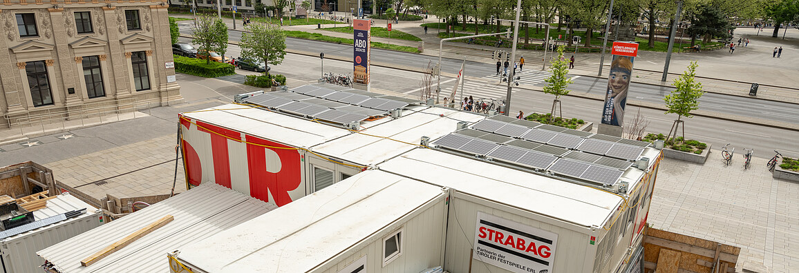 STRABAG Containerburg mit PV-Anlagen am Dach Foto einer STRABAG Containerburg in Wien mit PV-Anlagen am Dach