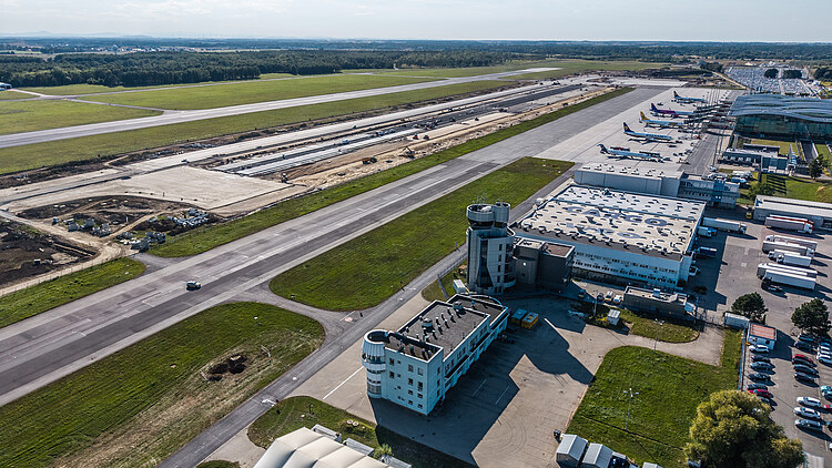 Luftansicht von Bauarbeiten während des Flughafenbetriebs in Wrocław 