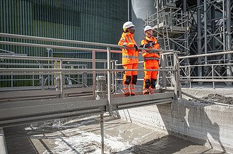 Bauarbeitern auf der Baustelle Foto von zwei Bauarbeitern auf der Baustelle