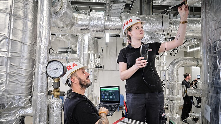 STRABAG Mitarbeiter:innen im Technik-Raum 