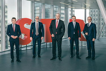 STRABAG SE-Vorstand, STRABAG SE-Vorstand, v. l. n. r.: Christian Harder, Alfred Watzl, Stefan Kratochwill (Vorstandsvorsitzender seit 19.2.2025), Siegfried Wanker, Jörg Rösler; nicht im Bild: Klemens Haselsteiner (Vorstandsvorsitzender, verstorben am 17.1.2025)