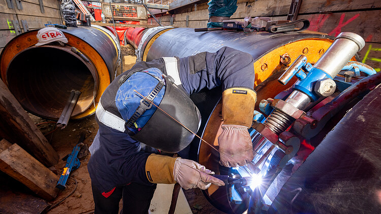 Welding work on district heating pipes in the Port of Hamburg