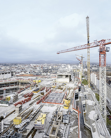 Baustelle mit Kran Foto einer Baustelle mit Kran