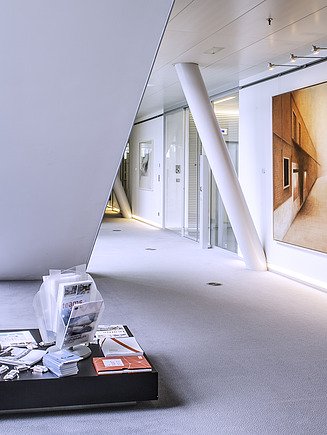 Foto vom Büroflur in Wien mit Gemälden