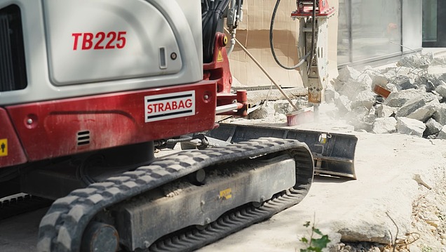 Foto von Baumaschine, die Fläche öffnet