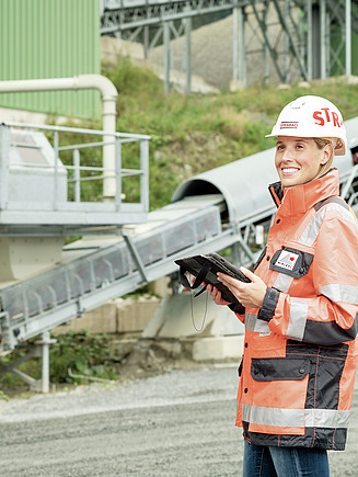 STRABAG Kollegin auf Produktionsstätte