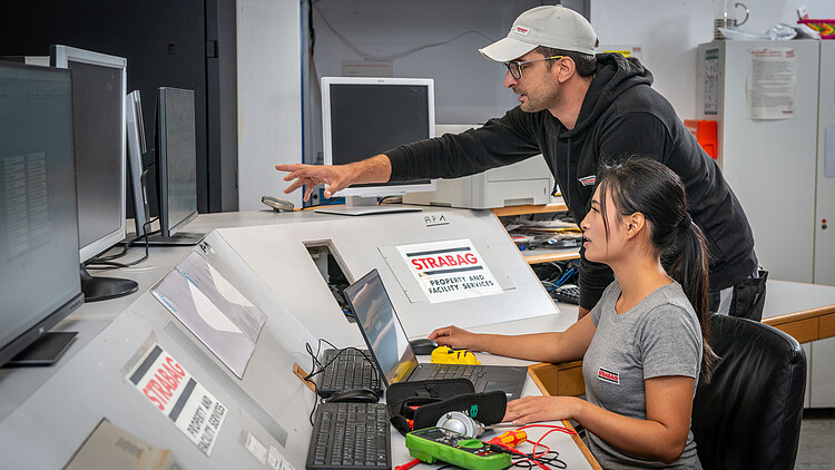 STRABAG PFS employees in front of screens